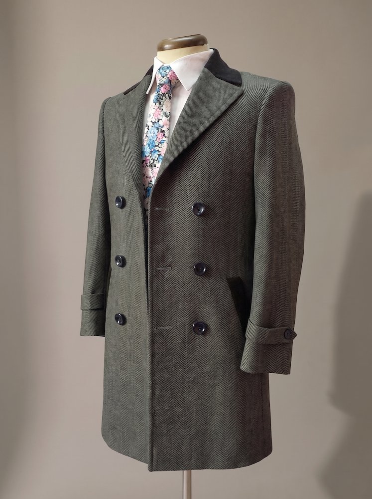 Porte elegante en traje premium
